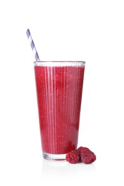 Bardakta lezzetli meyve püresi ve beyaz yaban mersini.