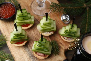 Noel ağaçları salatalıktan, kırmızı havyardan, jambondan ve yukarıdaki masada şenlik dekorundan yapılmıştır.