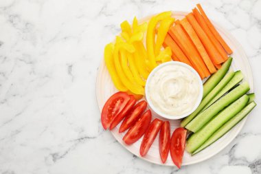 Farklı taze sebzeler ve soslar beyaz mermer masa, üst manzara. Metin için boşluk