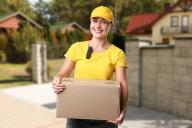 Karton kutulu kurye ve evin yakınındaki gizli kamera.