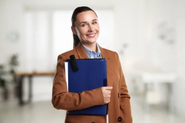 Ofis yakınlarında gizli casus kamerası olan bir iş kadını.