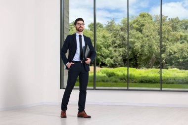 Büyük pencereli boş odada emlakçı