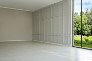 Boş bir odada bahçe manzaralı, yerden tavana pencere. İç tasarım