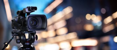 Görüntü kamerası bulanık arkaplanda duruyor. Pankart tasarımı