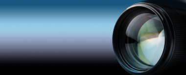 Renk eğimine karşı kamera merceği, yakın plan. Metin için alanı olan pankart tasarımı