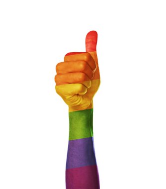 Beyaz arka planda baş parmak gösteren bir adam, yakın plan. Eli LGBT bayrağının renginde