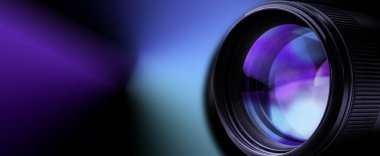 Renk eğimine karşı kamera merceği, yakın plan. Metin için alanı olan pankart tasarımı