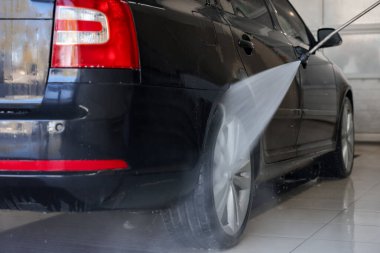 Araba yıkamada yüksek basınçlı su jeti ile oto yıkama, yakın çekim.