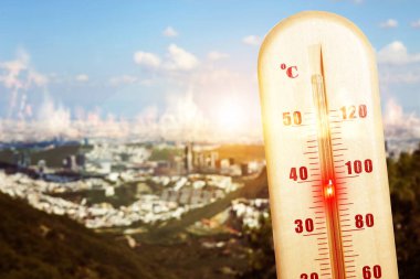 Termometre sıcak bir günde şehre karşı yüksek sıcaklık gösteriyor