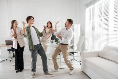 Bir grup meslektaşım ofiste dart oynuyor.