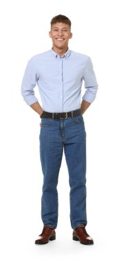 Beyaz arka planda şık kotlu yakışıklı bir genç.