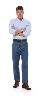 Beyaz arka planda şık kotlu yakışıklı bir genç.