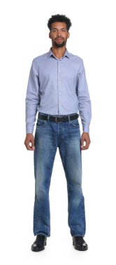 Beyaz arka planda şık kot giyen mutlu bir adam.