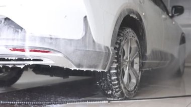 Araba yıkamada yüksek basınçlı su jeti ile oto yıkama, yakın çekim.