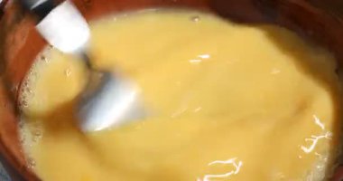 Kavanozda çatalla yumurta çırpmak, yakın plan.