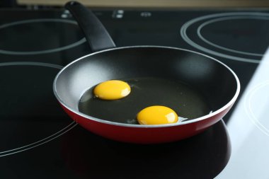 Mutfakta tavada çiğ tavuk yumurtası, yakın plan.