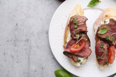 Işık masasında servis edilen biftekli nefis bruschetalar. Metin için boşluk