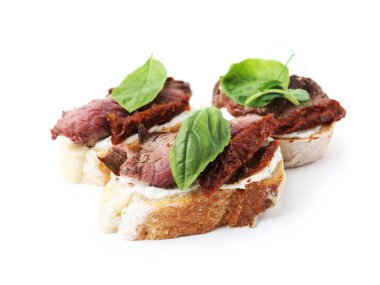 Biftekli, krem peynirli, fesleğenli ve güneşte kurutulmuş domatesli