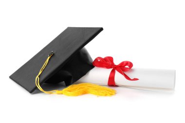 Diploma ve mezuniyet şapkası beyaza izole edilmiş.