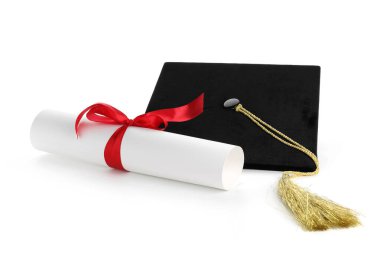 Diploma ve mezuniyet şapkası beyaza izole edilmiş.