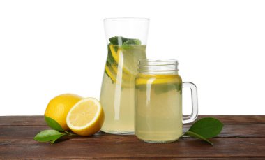 Nane aromalı lezzetli limonata ve beyaz arka planda ahşap masada taze meyve.