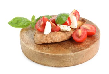 Mozzarella peynirli, domatesli, fesleğenli ve baharatlı leziz bruschetta.