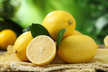 Açık havada yeşil yapraklı taze limonlar, yakın plan.