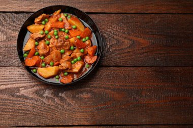 Ahşap masada nefis pişmiş güveç, üst manzara. Metin için boşluk