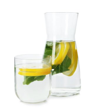 Limon ve nane ile sulandırılmış su beyaza izole edilmiştir.