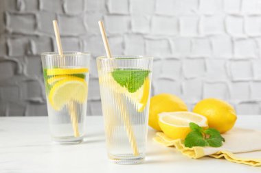 Limon ve nane ile ferahlatıcı su beyaz mermer masa, yakın çekim