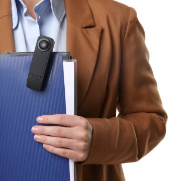 Beyaz arka planda gizli kamera ve panosu olan iş kadını, yakın plan.