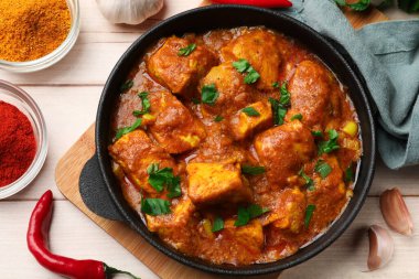 Hafif ahşap masada baharatlı tavuk tikka masala, düz yatıyordu.