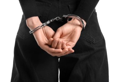 Beyaz arka planda metal kelepçeli kadın, yakın plan.