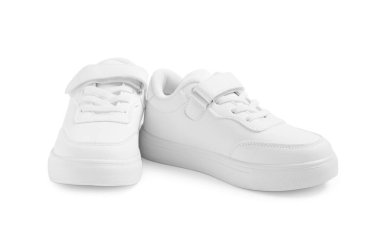 Bir çift şık çocuğun spor ayakkabısı beyaza izole edilmiş.