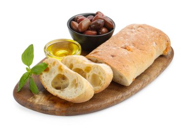 Taze kesilmiş ciabatta, yağ, zeytin ve fesleğen beyaza izole edilmiş.