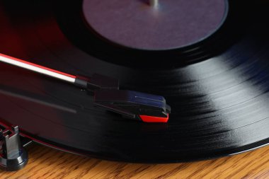 Vinil plaklı döner tablonun yakın görüntüsü