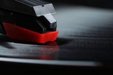 Vinil plaklı döner tablonun yakın görüntüsü