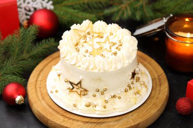 Noel dekoru olan lezzetli bir pasta, yakın plan.