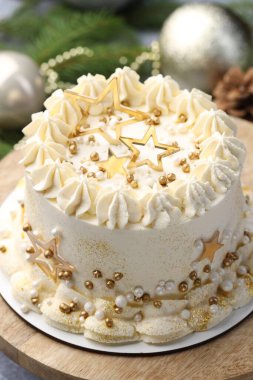 Noel dekoru olan lezzetli bir pasta, yakın plan.