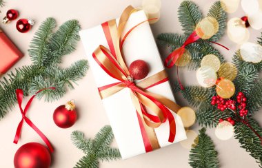 Firavun ağacı dalları, hediye ve arka planda noel süsü, düz yatış. Bokeh etkisi