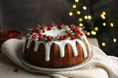 Bulanık ışıklara karşı kremalı, kızılcıklı ve biberiyeli lezzetli bir Noel pastası.