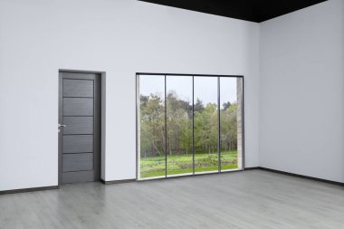 Boş odada, kapının yanındaki büyük pencere. İç tasarım