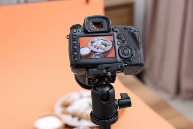 Stüdyoda ayçöreği çekmek, kamera ekranına odaklanmak. Profesyonel yemek fotoğrafçılığı.