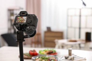 Stüdyoda Caprese salatası çekmek, mesaj için seçici odak noktası. Profesyonel yemek fotoğrafçılığı.