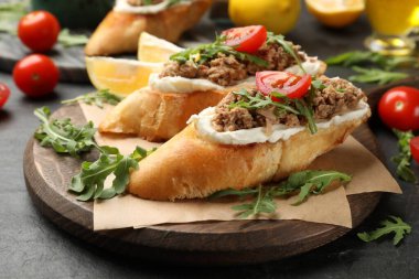 Ton balıklı, krem peynirli ve domatesli lezzetli bruschettalar, yakın plan.