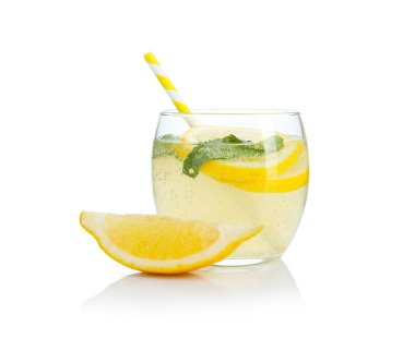 Nane şekerli limonata ve beyaz bardaktaki meyve dilimleriyle ferahlatıcı.