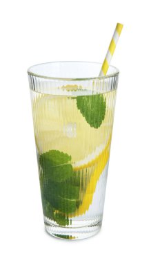 Limonlu ferahlatıcı su ve beyaz üzerine izole edilmiş bardakta nane şekeri.