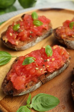 Domatesli ve fesleğenli lezzetli bruschetalar, yakın plan.