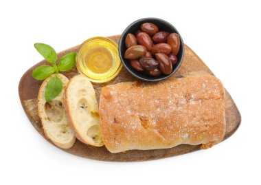 Taze kesilmiş ciabatta, yağ, zeytin ve fesleğen beyaza izole edilmiş.