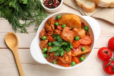 Hafif ahşap masada servis edilen nefis pişmiş güveç.